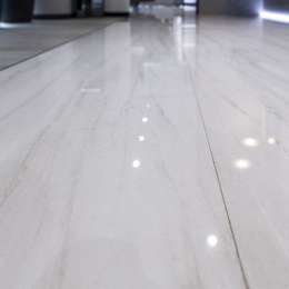 Porcelanosa Portofino 58,6x118,7, для ванной, керамогранит, стиль: современный, цвет: бежевый, Испания, под мрамор, глянцевая - фото интерьера 1 - фото 1