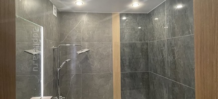 Отзыв о Kerama Marazzi Виндзор: компактная ванная с отделкой темной плиткой под мрамор