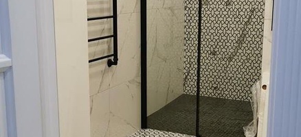 Отзыв: современный интерьер душевой комнаты с декором в отделке