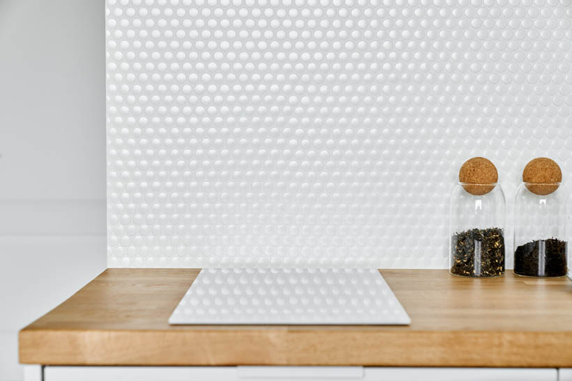 белый кухонный фартук, керамическая мозаика