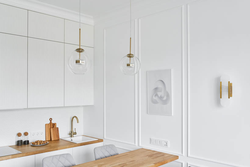 кухня-гостиная, белые стены с молдингами